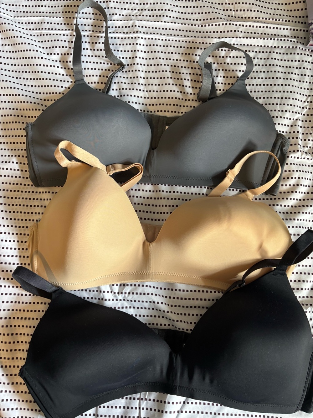 Joe Fresh Three-Pack Seamless T-Shirt Bras — Gray, Beige, Black